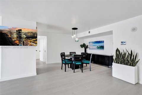 Condo in Hollywood, Florida, 2 bedrooms № 1999919 - photo 8