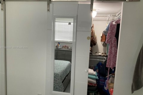 Condo in Sunrise, Florida, 2 bedrooms  № 2039285 - photo 13