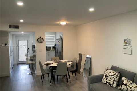 Condo in Sunrise, Florida, 2 bedrooms  № 2039285 - photo 9