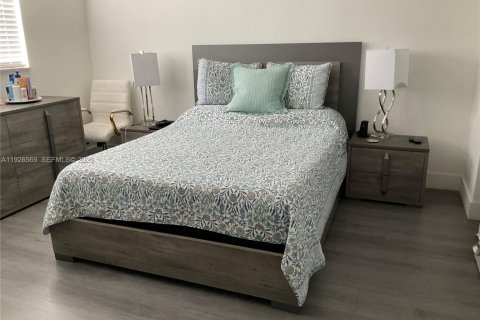 Condo in Sunrise, Florida, 2 bedrooms  № 2039285 - photo 12