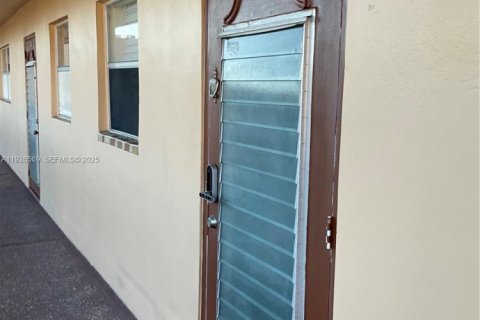 Condo in Sunrise, Florida, 2 bedrooms  № 2039285 - photo 2