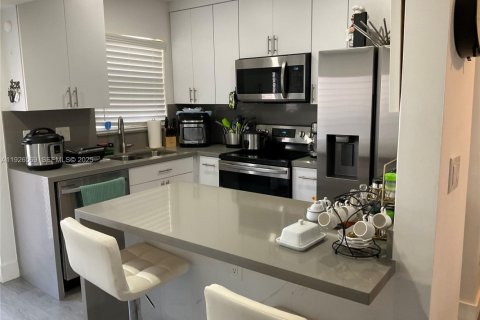 Condo in Sunrise, Florida, 2 bedrooms  № 2039285 - photo 4