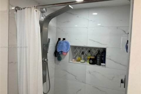 Condo in Sunrise, Florida, 2 bedrooms  № 2039285 - photo 15