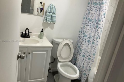 Condo in Sunrise, Florida, 2 bedrooms  № 2039285 - photo 18