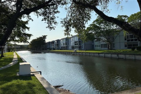 Condominio en venta en Tamarac, Florida, 2 dormitorios, 95.22 m2 № 1684292 - foto 1