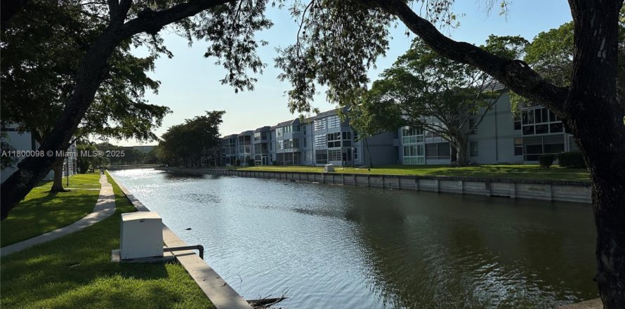 Condominio en Tamarac, Florida, 2 dormitorios  № 1684292