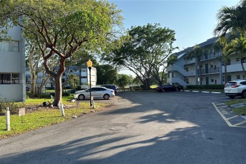 Condominio en venta en Tamarac, Florida, 2 dormitorios, 95.22 m2 № 1684292 - foto 13
