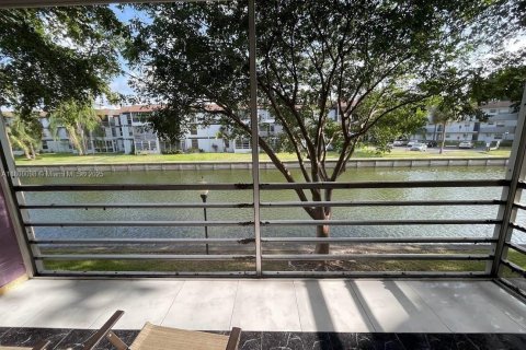 Condominio en venta en Tamarac, Florida, 2 dormitorios, 95.22 m2 № 1684292 - foto 9