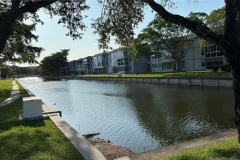 Condominio en venta en Tamarac, Florida, 2 dormitorios, 95.22 m2 № 1684292 - foto 15