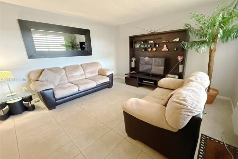 Copropriété à vendre à Miami, Floride: 1 chambre, 63.92 m2 № 1957147 - photo 1