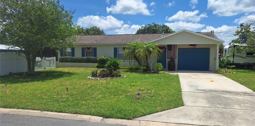 House in Hernando Beach, Florida 2 bedrooms, 89.19 sq.m. № 2384388