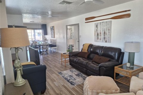 House in Hernando Beach, Florida 2 bedrooms, 89.19 sq.m. № 2384388 - photo 5