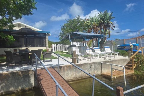 House in Hernando Beach, Florida 2 bedrooms, 89.19 sq.m. № 2384388 - photo 2