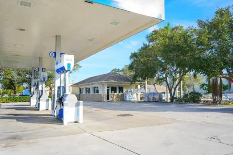 Commercial property in Vero Beach, Florida № 1706970 - photo 1
