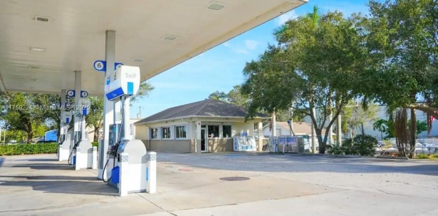 Commercial property in Vero Beach, Florida № 1706970