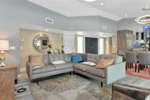 House in Saint Petersburg, Florida 3 bedrooms, 231.88 sq.m. № 1911509 - photo 7