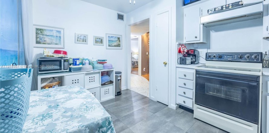 Condominio en Lauderhill, Florida, 1 dormitorio № 2034295