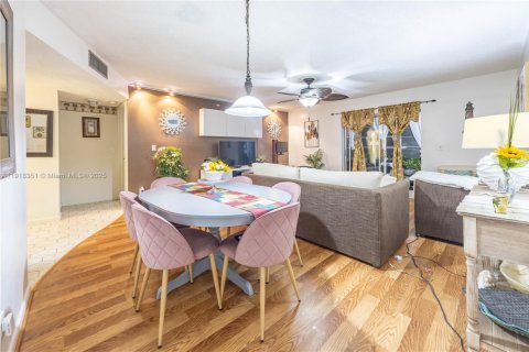 Condominio en venta en Lauderhill, Florida, 1 dormitorio, 86.21 m2 № 2034295 - foto 8