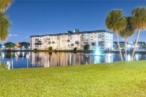 Condominio en venta en Lauderhill, Florida, 1 dormitorio, 86.21 m2 № 2034295 - foto 2