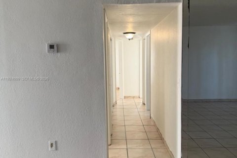 Снять в аренду кондоминиум в Лодерхилл, Флорида 3 спальни, 111.02м2, № 1982014 - фото 10