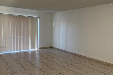 Снять в аренду кондоминиум в Лодерхилл, Флорида 3 спальни, 111.02м2, № 1982014 - фото 2