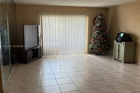 Кондоминиум с 3 спальнями в Лодерхилл, Флорида № 1982014