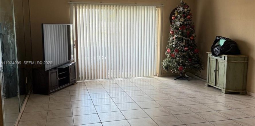 Кондоминиум с 3 спальнями в Лодерхилл, Флорида № 1982014