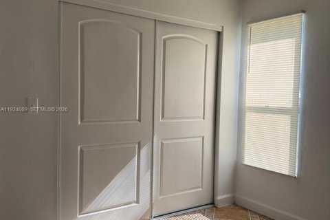 Снять в аренду кондоминиум в Лодерхилл, Флорида 3 спальни, 111.02м2, № 1982014 - фото 3