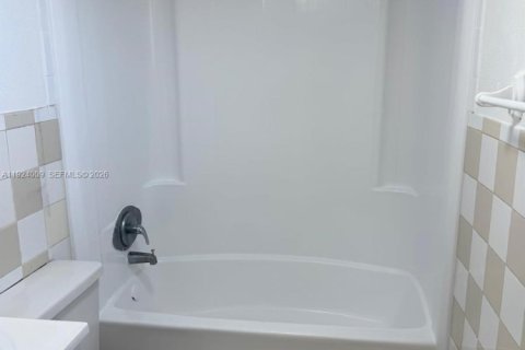 Снять в аренду кондоминиум в Лодерхилл, Флорида 3 спальни, 111.02м2, № 1982014 - фото 11