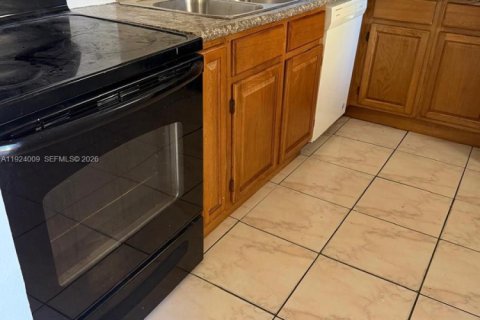 Снять в аренду кондоминиум в Лодерхилл, Флорида 3 спальни, 111.02м2, № 1982014 - фото 9