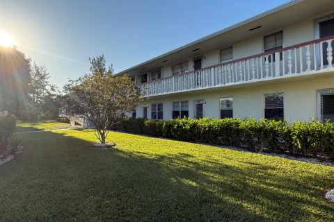 Condo in West Palm Beach, Florida, 2 bedrooms  № 2086795 - photo 1