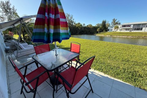 Condo in West Palm Beach, Florida, 2 bedrooms № 2086795 - photo 4