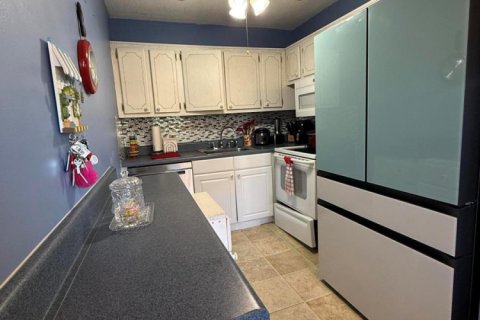 Condo in West Palm Beach, Florida, 2 bedrooms № 2086795 - photo 9