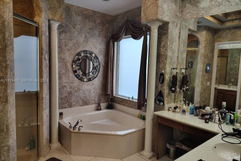 Villa ou maison à louer à Weston, Floride: 4 chambres, 404.96 m2 № 1982646 - photo 18