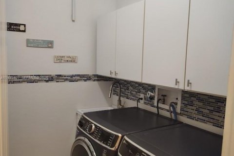 Villa ou maison à louer à Weston, Floride: 4 chambres, 404.96 m2 № 1982646 - photo 28