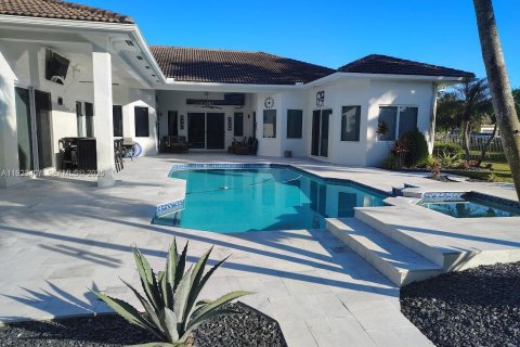 Villa ou maison à louer à Weston, Floride: 4 chambres, 404.96 m2 № 1982646 - photo 4