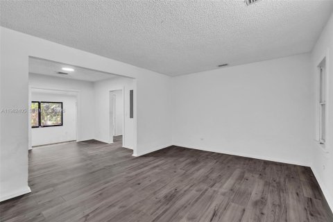 Casa en alquiler en Miami, Florida, 2 dormitorios, 123.47 m2 № 2049020 - foto 6