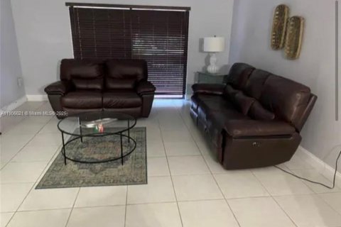 Купить кондоминиум в Майами, Флорида 1 спальня, 69.68м2, № 1955879 - фото 3