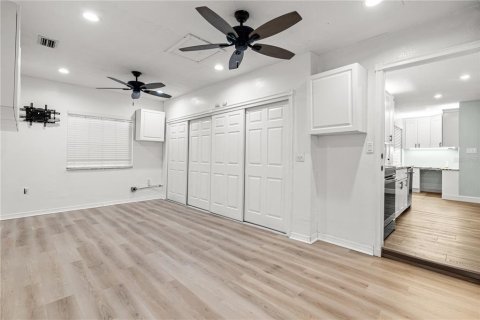 House in Pinellas Park, Florida 3 bedrooms, 150.78 sq.m. № 1900462 - photo 24