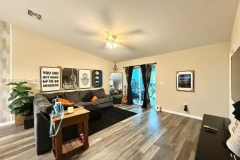 Condo in Port Charlotte, Florida, 6 bedrooms  № 1865732 - photo 5