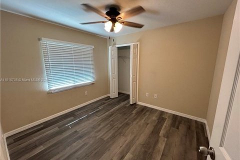 Condominio en venta en Port Charlotte, Florida, 6 dormitorios, 234.67 m2 № 1865732 - foto 16