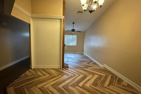 House in Sanford, Florida 3 bedrooms, 124.77 sq.m. № 2229968 - photo 2