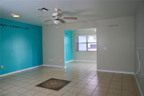 House in Lady Lake, Florida 2 bedrooms, 128.48 sq.m. № 1800207 - photo 5