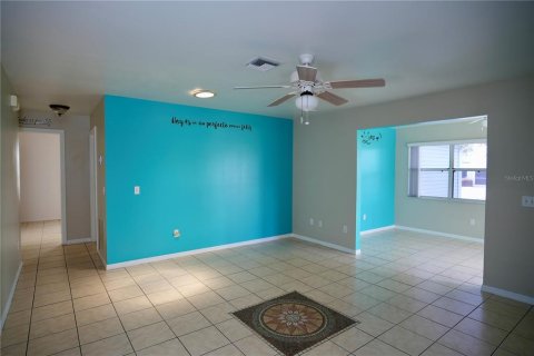 House in Lady Lake, Florida 2 bedrooms, 128.48 sq.m. № 1800207 - photo 2