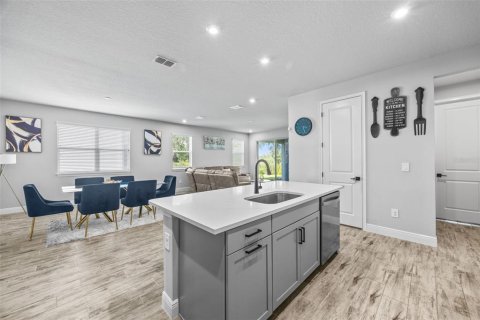 House in Wesley Chapel, Florida 4 bedrooms, 220.27 sq.m. № 2403660 - photo 9