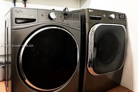 Villa ou maison à louer à Hollywood, Floride: 5 chambres, 278.71 m2 № 1930567 - photo 9