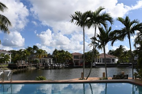 Villa ou maison à louer à Hollywood, Floride: 5 chambres, 278.71 m2 № 1930567 - photo 1