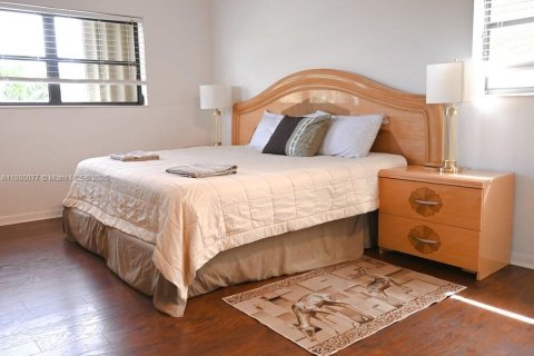 Villa ou maison à louer à Hollywood, Floride: 5 chambres, 278.71 m2 № 1930567 - photo 10