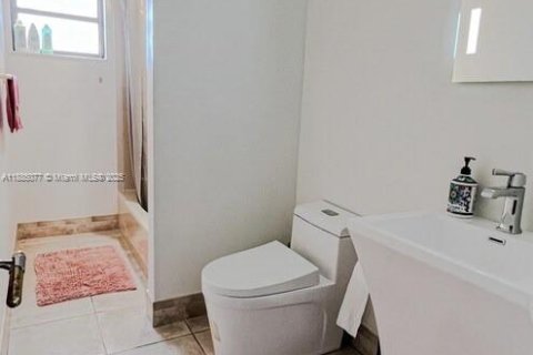 Villa ou maison à louer à Hollywood, Floride: 5 chambres, 278.71 m2 № 1930567 - photo 6