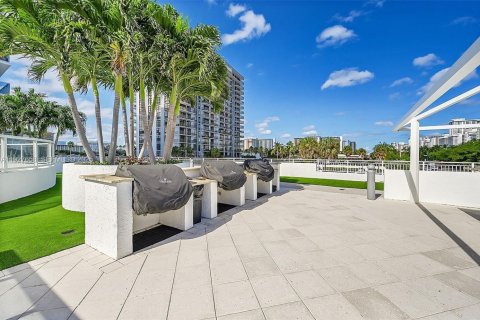 Снять в аренду кондоминиум в Форт-Лодердейл, Флорида 2 спальни, 106.28м2, № 1988235 - фото 17